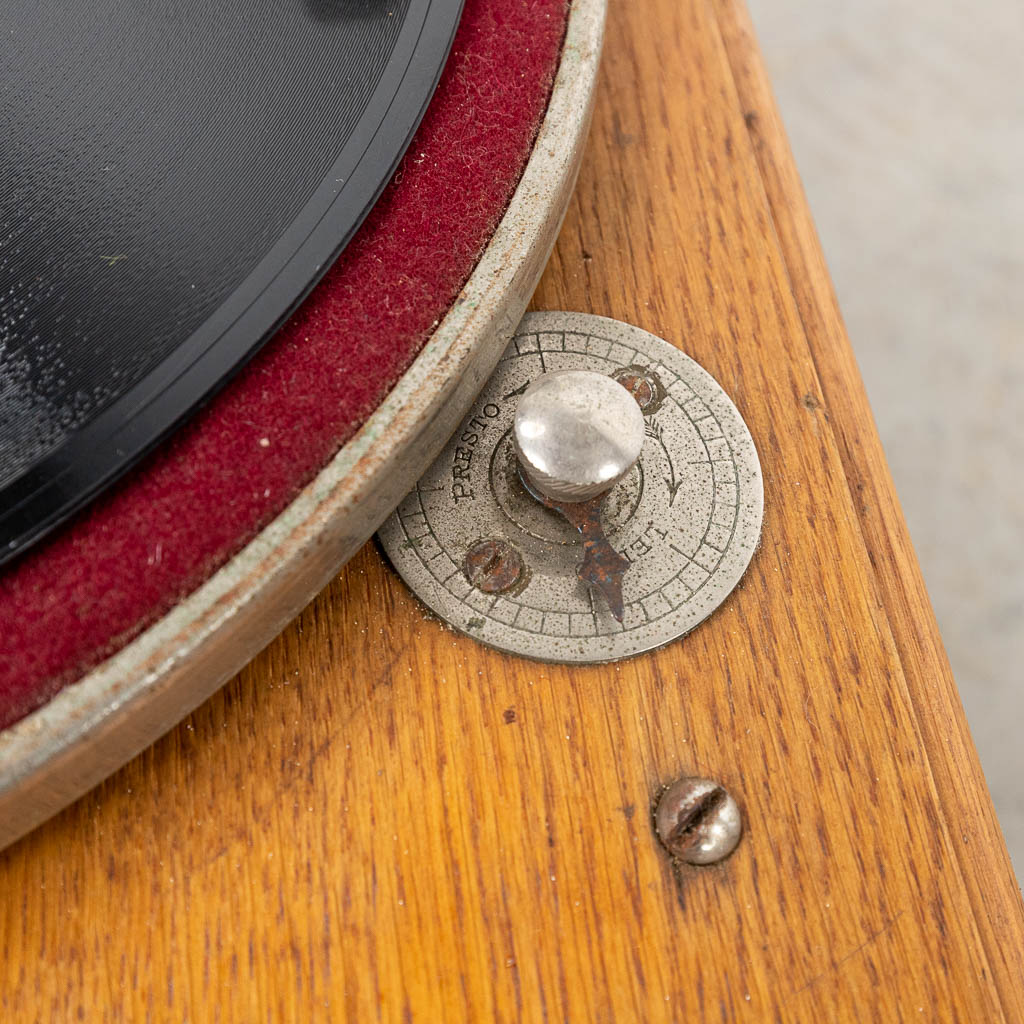 Een antieke grammofoon met grote hoorn en platen. (H:75cm)