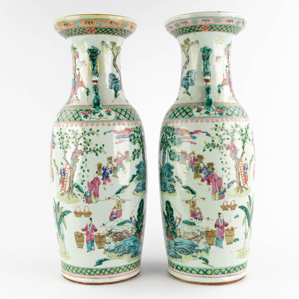 A pair of Chinese Famille Verte vases decorated with workers in the garden. 19th C. (H:59 x D:21 cm)