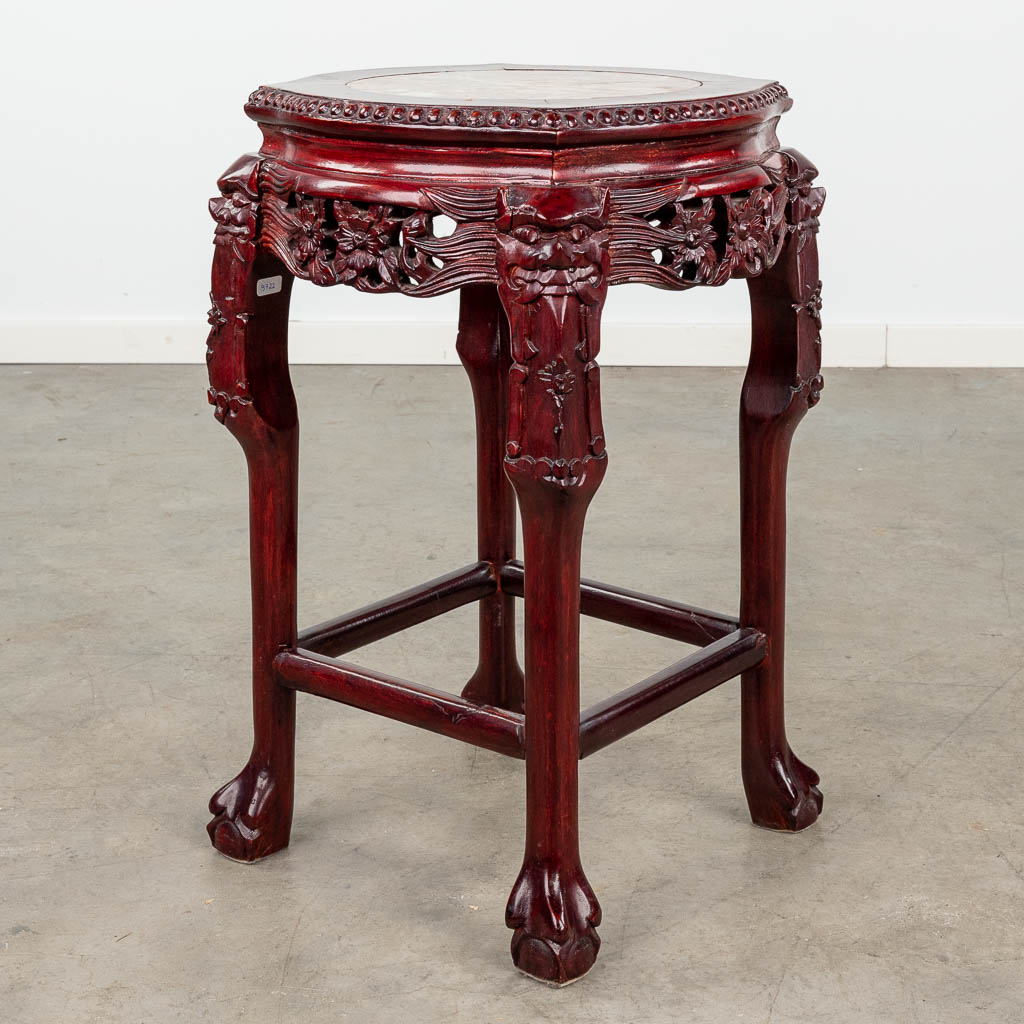  An Oriental stand, hardwood and decorated with a marble top. (L:40 x W:40 x H:62 cm)