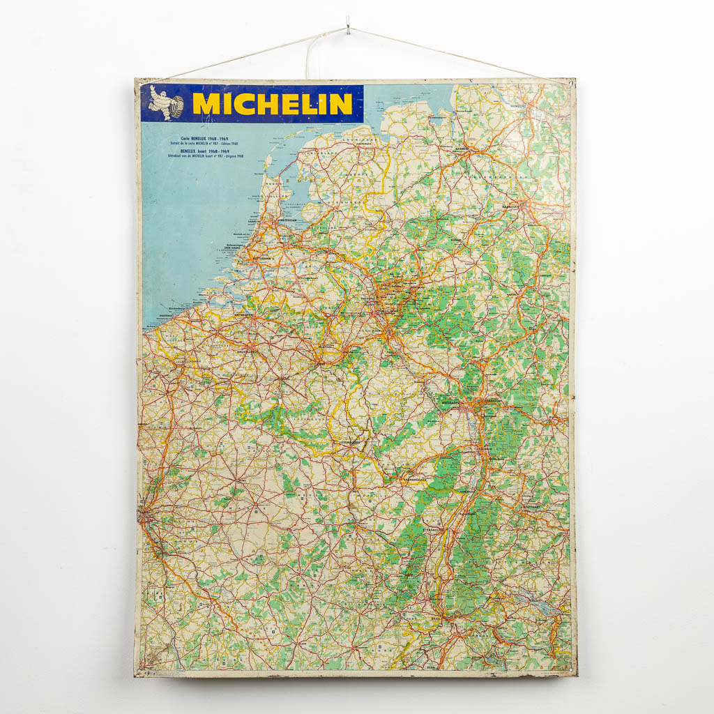 Een vintage metalen wegenkaart gemaakt door Michelin, kaart van de BeNeLux 1968-1969. (H:79cm)