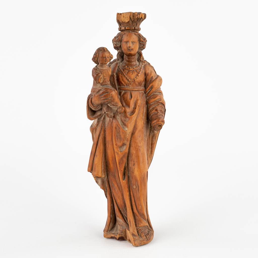 Een antieke houtsculptuur 'Madonna met kind', 16de eeuw. (D:3,5 x W:6 x H:16 cm)