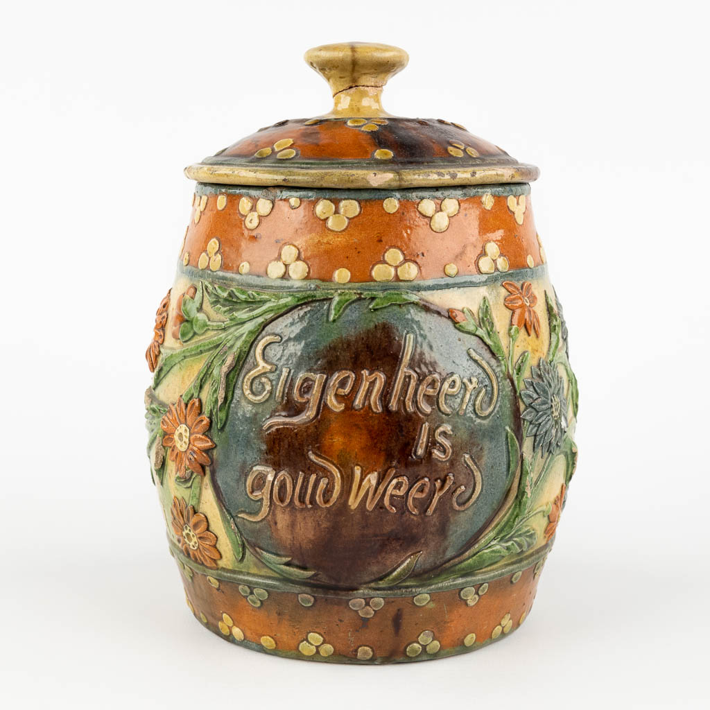 Léo MAES (XIX-XX) 'Tobacco Jar' inscription Eigen Heerd is Goud Weerd'. Torhout. (H:22 x D:16 cm)