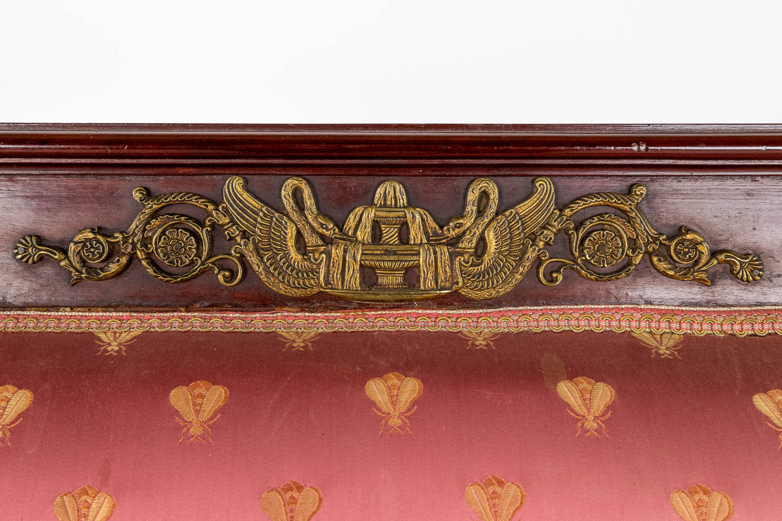 Een 7-delig salon, Empire stijl, Mahonie afgewerkt met brons. (D:60 x W:130 x H:100 cm)