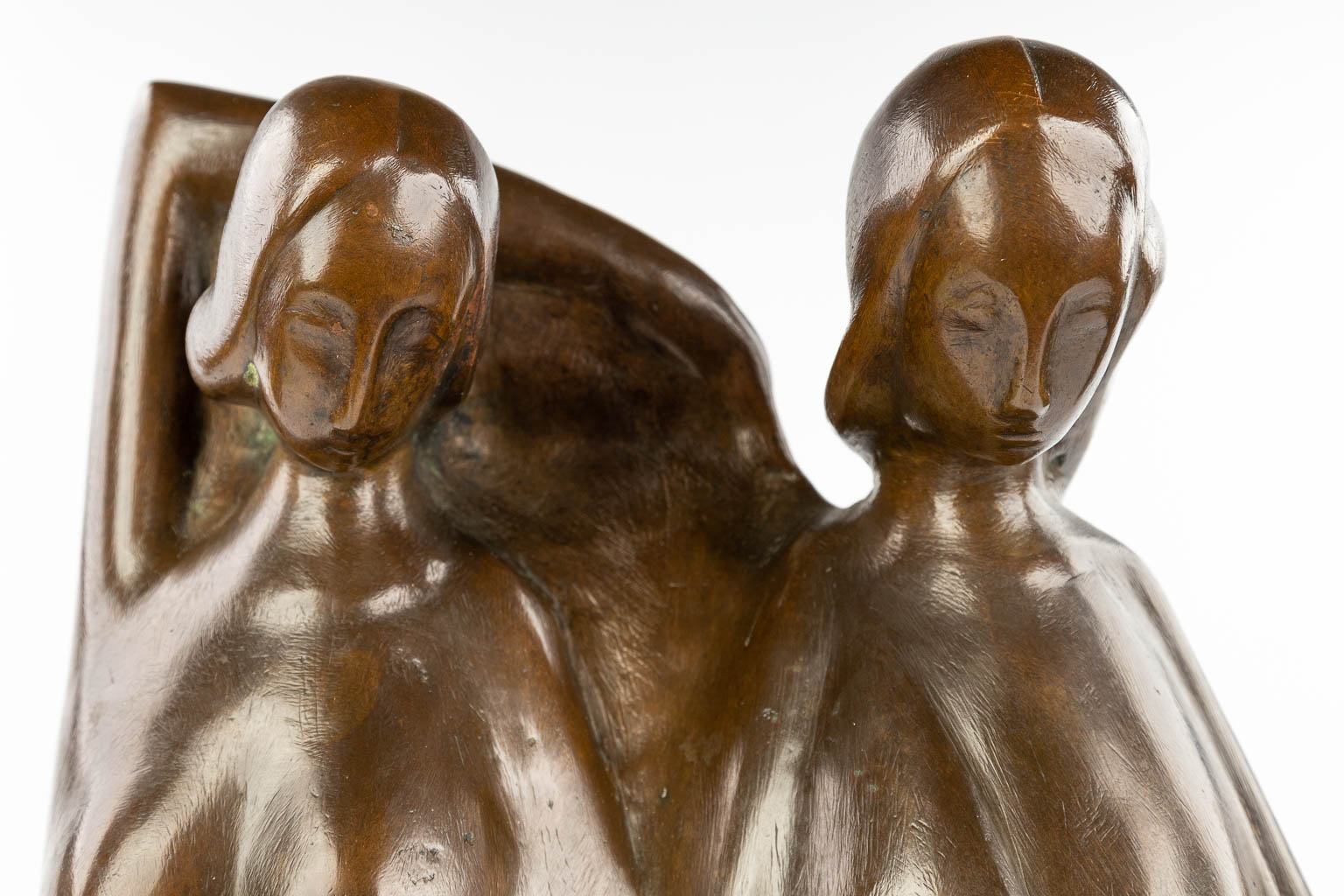 Een beeld van twee dames, gepatineerd brons, waarschijnlijk 