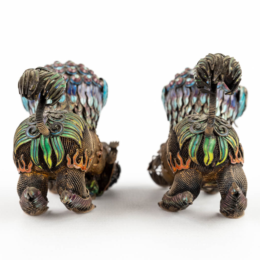 A pair of foo dogs, filigree silver finished with enamel. 20th C. 251g. (D:4 x W:10,5 x H:7 cm)