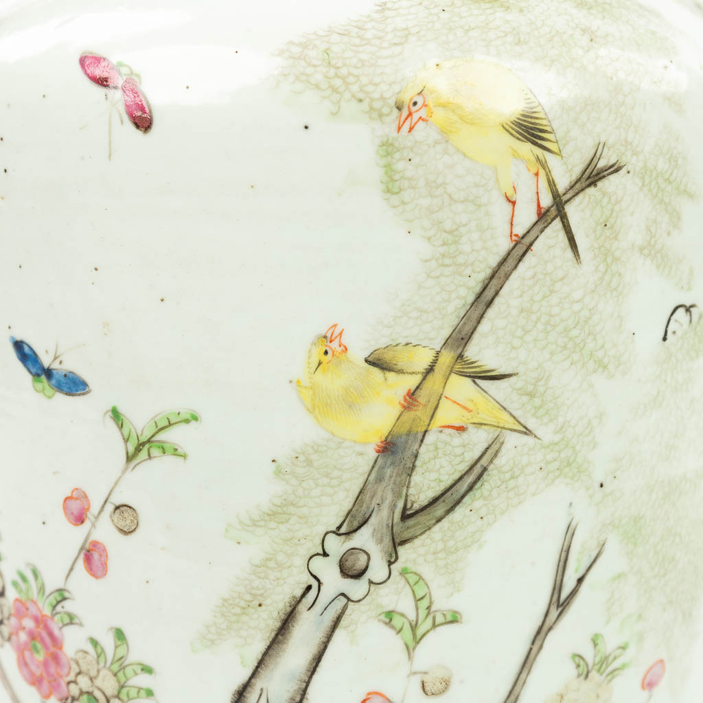 Een paar Chinese vazen gemaakt uit porselein en versierd met fauna en flora. 19de/20ste eeuw. (H:42cm)
