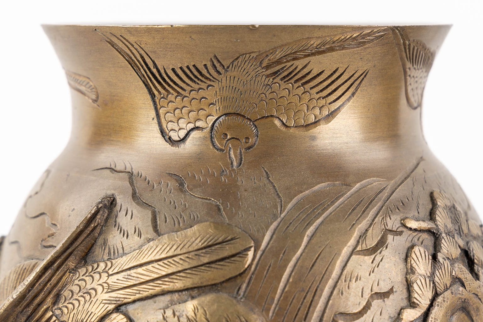 Een paar Oosterse vazen met decor van vogels en bomen, gepatineerd brons. (H:27 x D:16 cm)