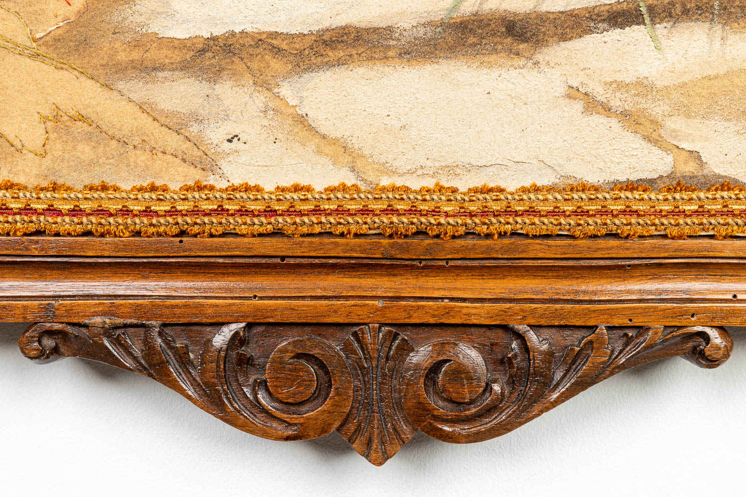 Een haardscherm gemaakt uit hout, en afgewerkt met een geschilderd en geborduurde waterdraagster. (H:91cm)