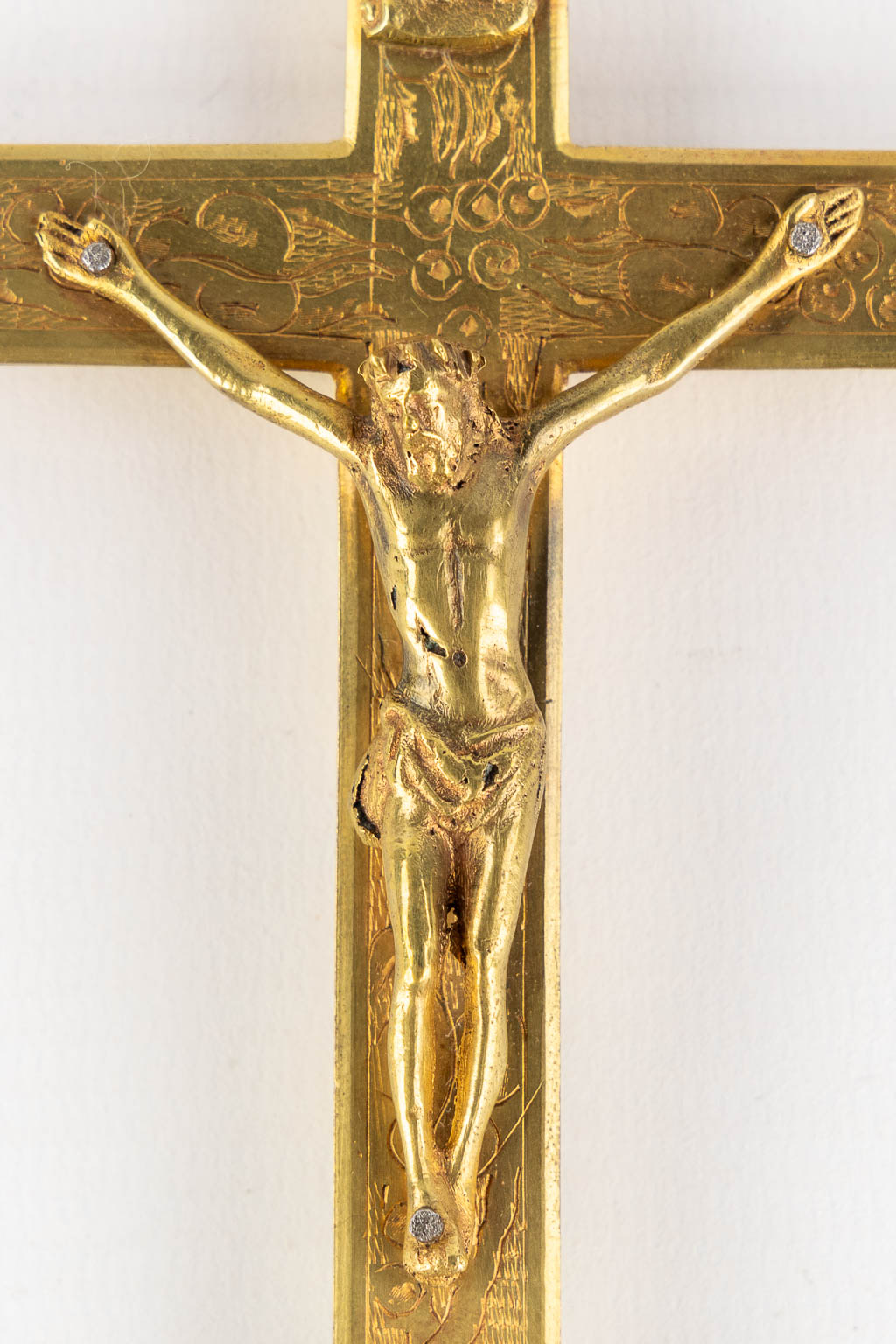 A reliquary crucifix with 5 relics and the original document, Domini Nostri Jesu Christi. (W:9 x H:15 cm)