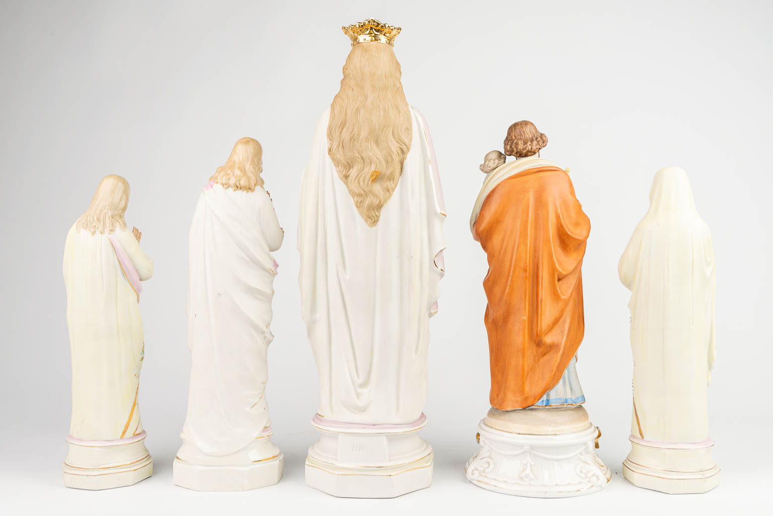 Een collectie van 6 stuks beelden van heiligen gemaakt uit gekleurde biscuit. (H:46cm)