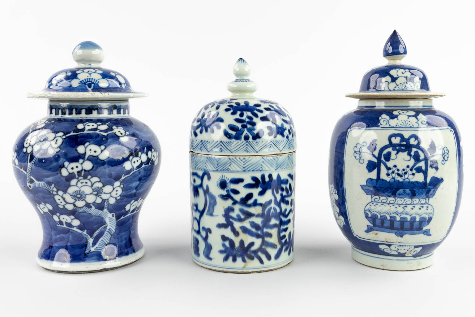 Drie stuks Chinees blauw-wit porselein. 20ste eeuw. (H:21 x D:13 cm)
