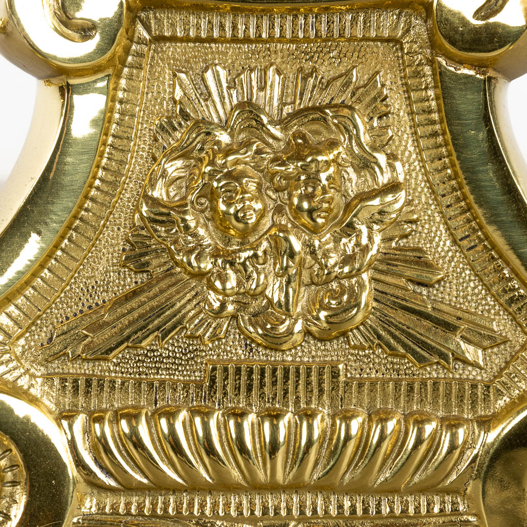 Een paar kerkkandelaars, gepolijst brons, 19de eeuw. (D:24 x W:27 x H:88 cm)