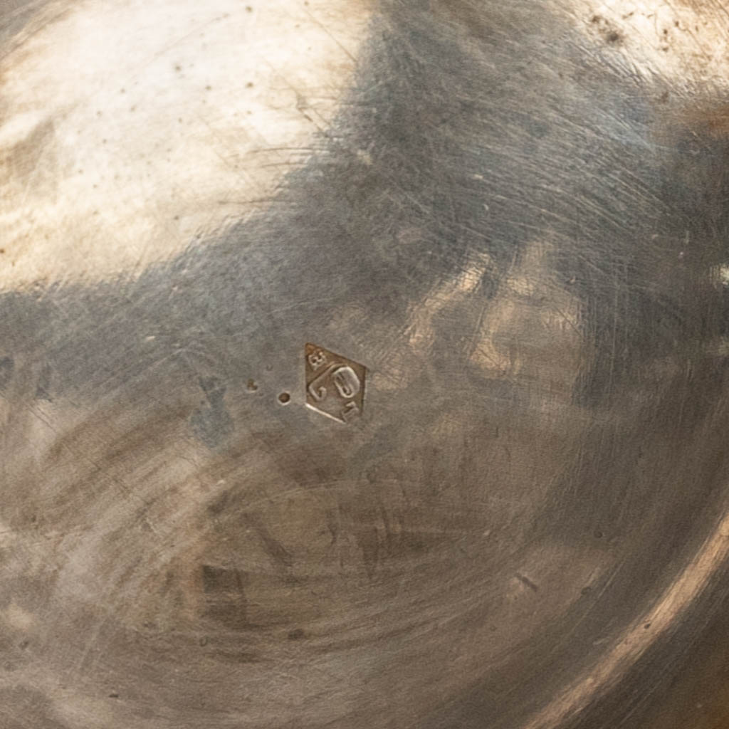 Een Samovar, Theepot, suikerpot, schaal en melkkan op een zilver plateau, 7,120 kg. (D:41 x W:58 cm)