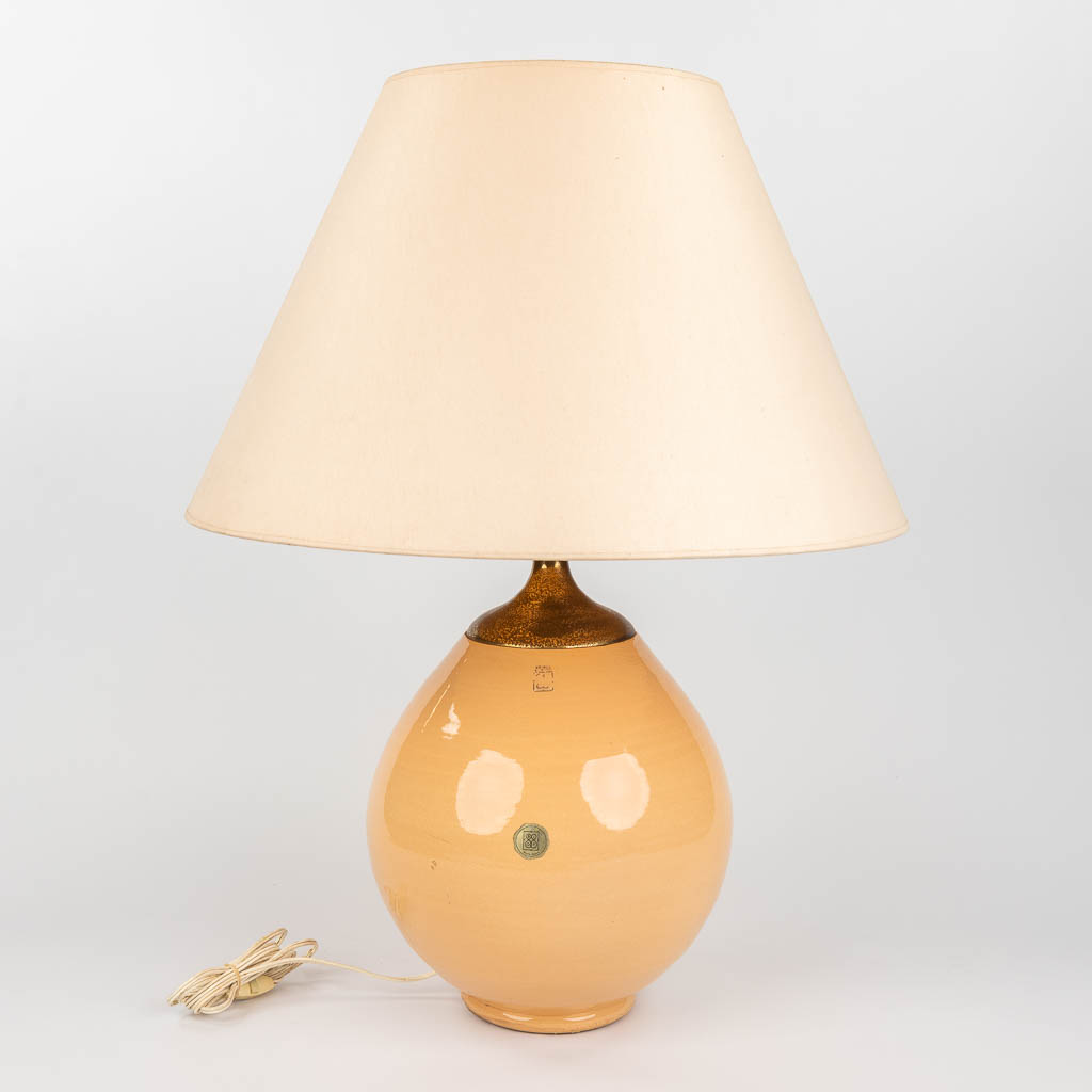 BIOT, een tafellamp, geglazuurde keramiek. 20ste eeuw. (H:52 x D:32 cm)