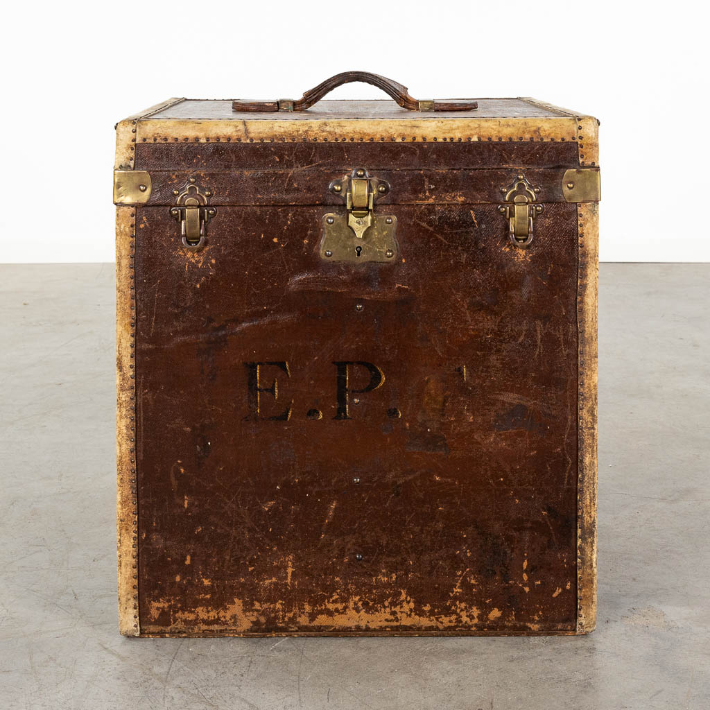 Een decoratieve reiskoffer in de stijl van Louis Vuitton. Afgewerkt met Ezelleder. (D:51 x W:51 x H:56 cm)