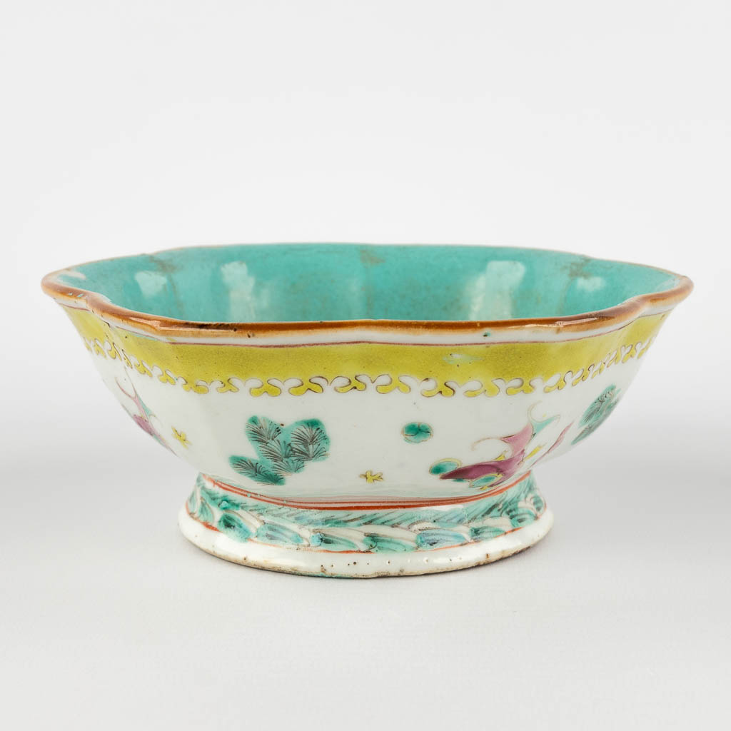A Chinese bowl decorated with koi, 19th/20th C. (H:6,5 x D:16,5 cm)