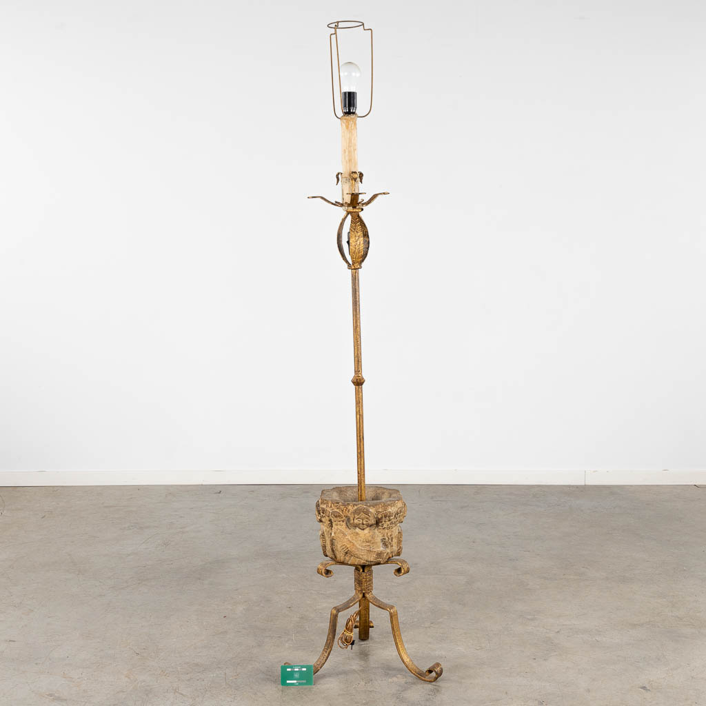 Een smeedijzer staande lamp met een antieke gesculpteerde vijzel. (H:150 x D:35 cm)