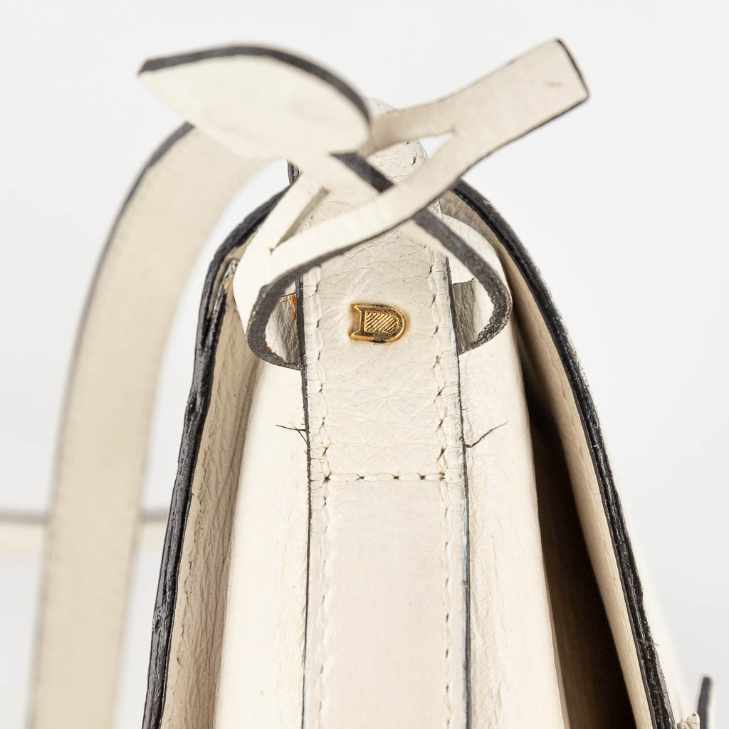Delvaux, a cross body handbag, white leather. (W:22 x H:22 cm)
