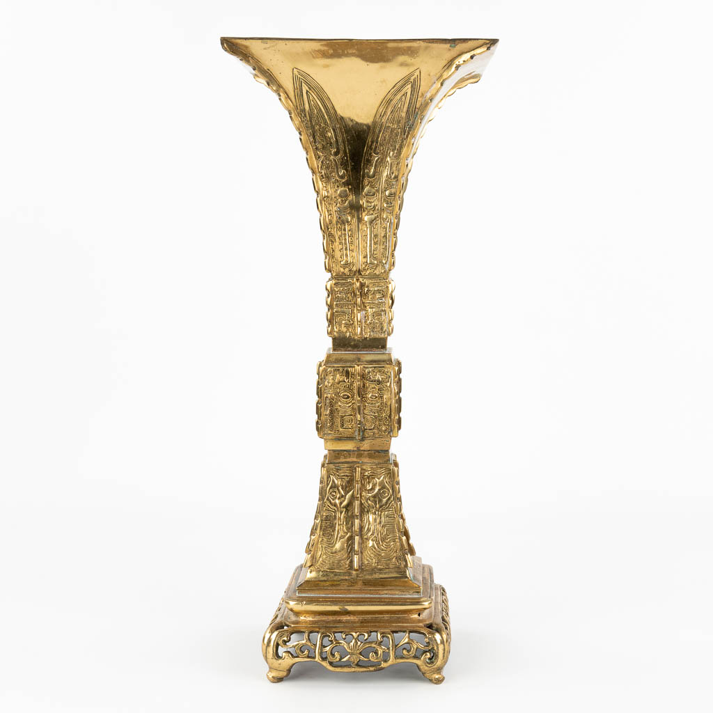 A Chinese Gu vase made of polished bronze. (H:43cm)