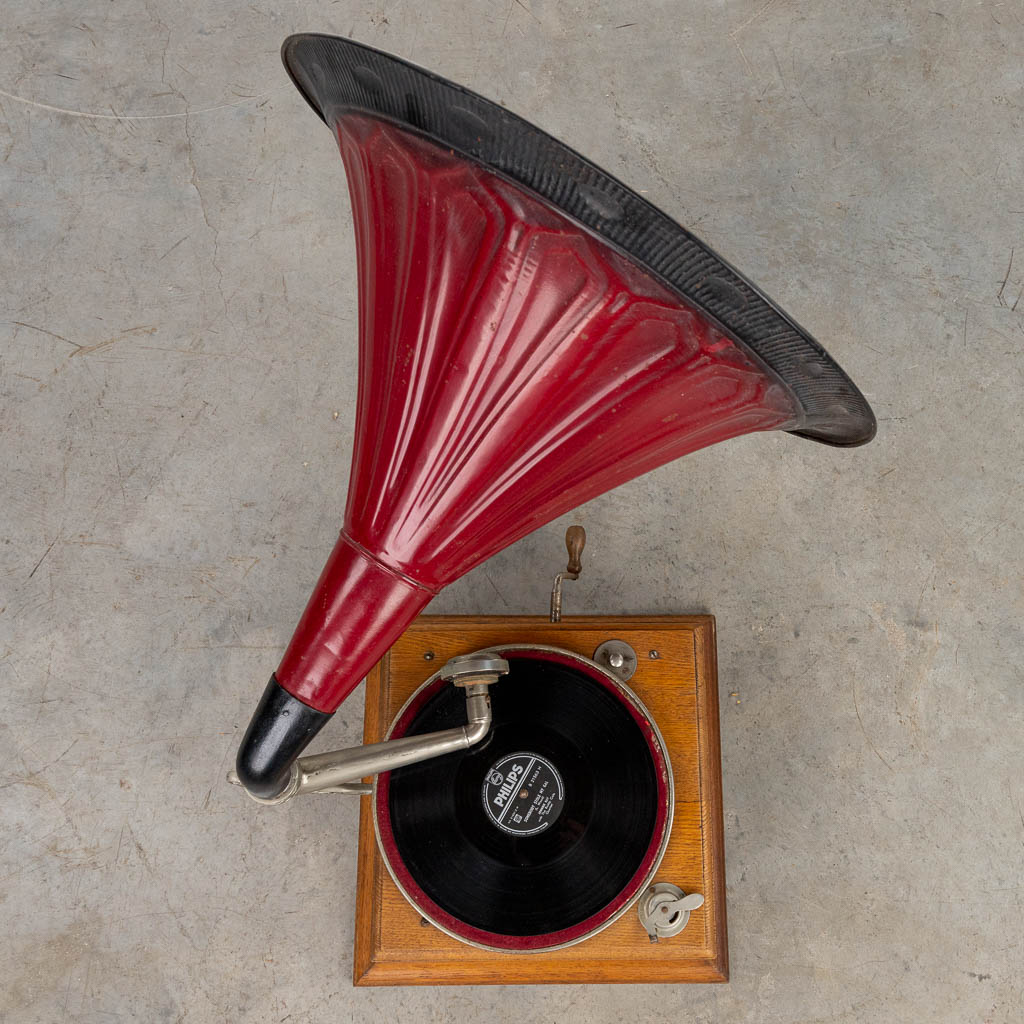 An antique gramophone with large horn and LP