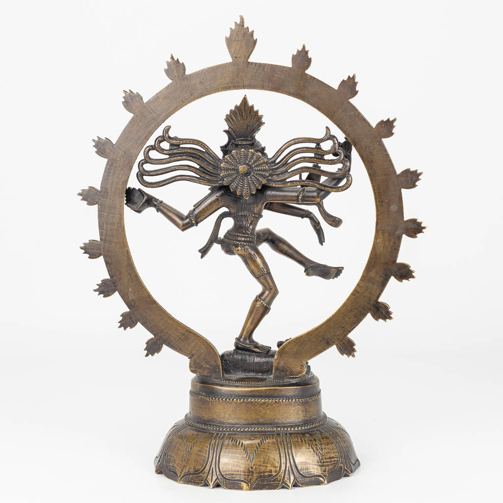 Een beeld van een dansende Shiva (Nataraja), gemaakt uit brons.