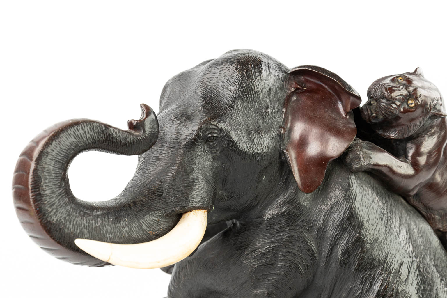 Een uitzonderlijk beeld gemaakt uit chryselefantien 