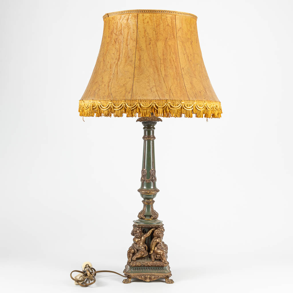 Een tafellamp gemaakt uit brons met putti. Tweede helft 20ste eeuw. 
