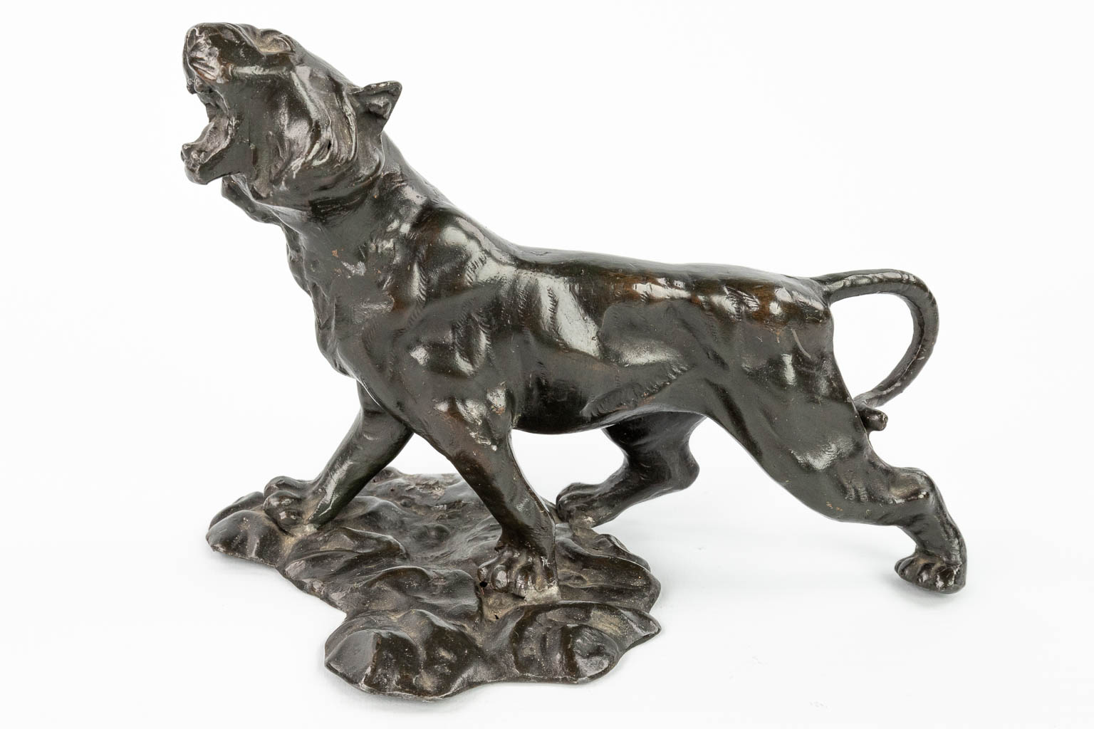 Een collectie van 3 beelden van dieren, gemaakt uit brons en kunstbrons. Een leeuw, wolf en beer. (H:11cm)