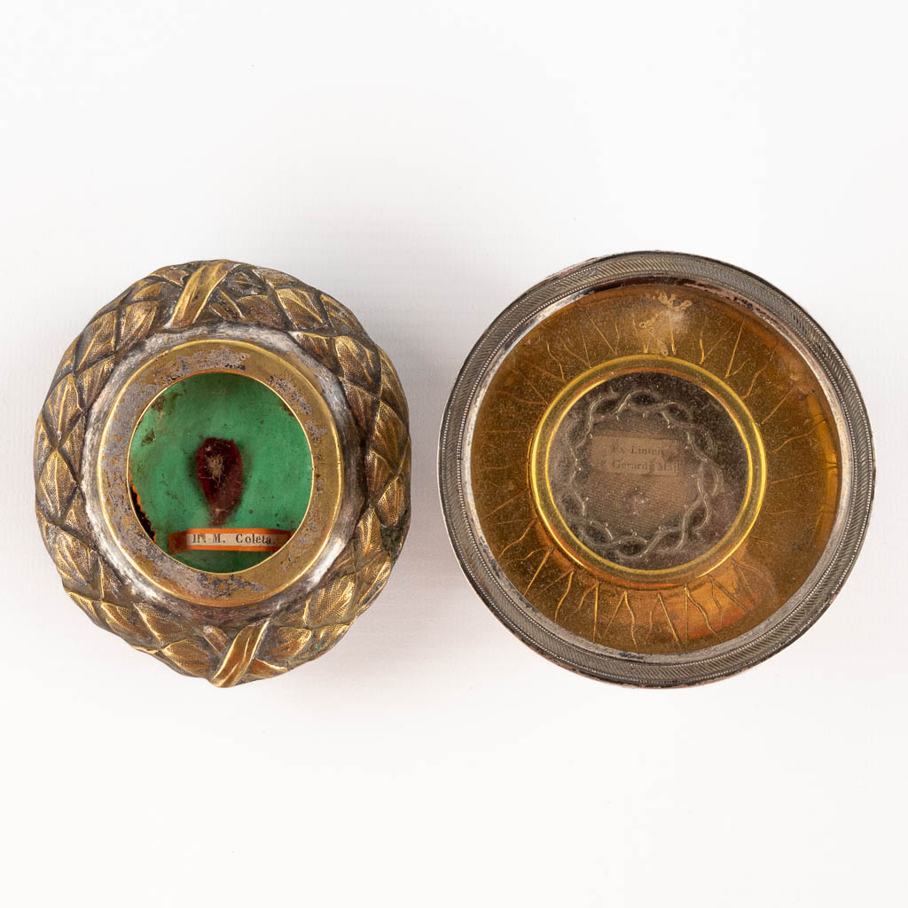 Two large relic holders with theca: Ex Lintein S. Gerardi Majella en H. M. Coleta. (H:5,2 x D:8,5 cm)