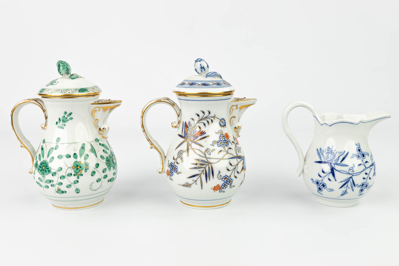 A collection of 2 coffee pots and a milk jug made by Meissen porcelain, 20th century. (H:17cm)