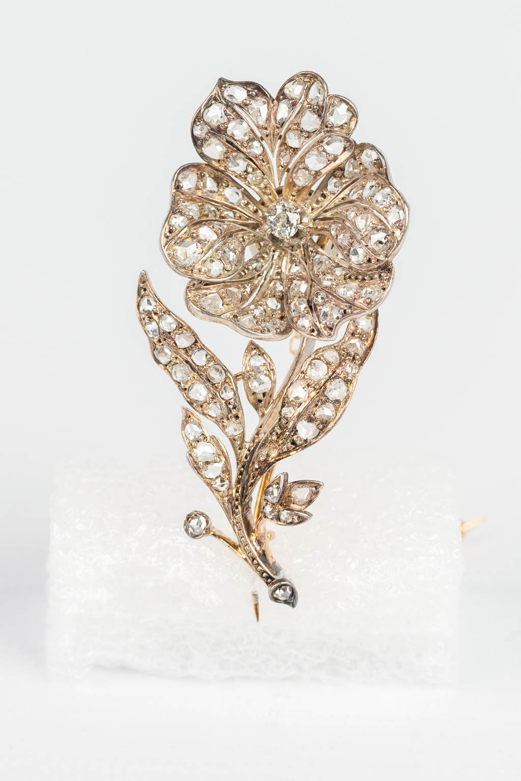 An exceptional and antique brooch 'Bijoux Trembleuse' made of white gold. Napoleon 3 period, 19th century. (H:5,5cm)