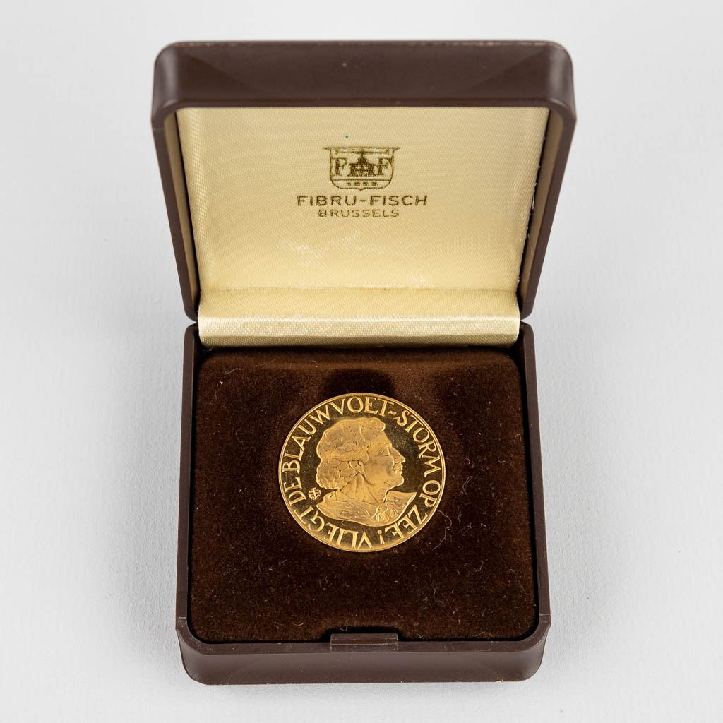 A gold coin 'Albrecht Rodenbach - Vliegt De Blauwvoet, Storm op zee 1880-1980'. 9g.