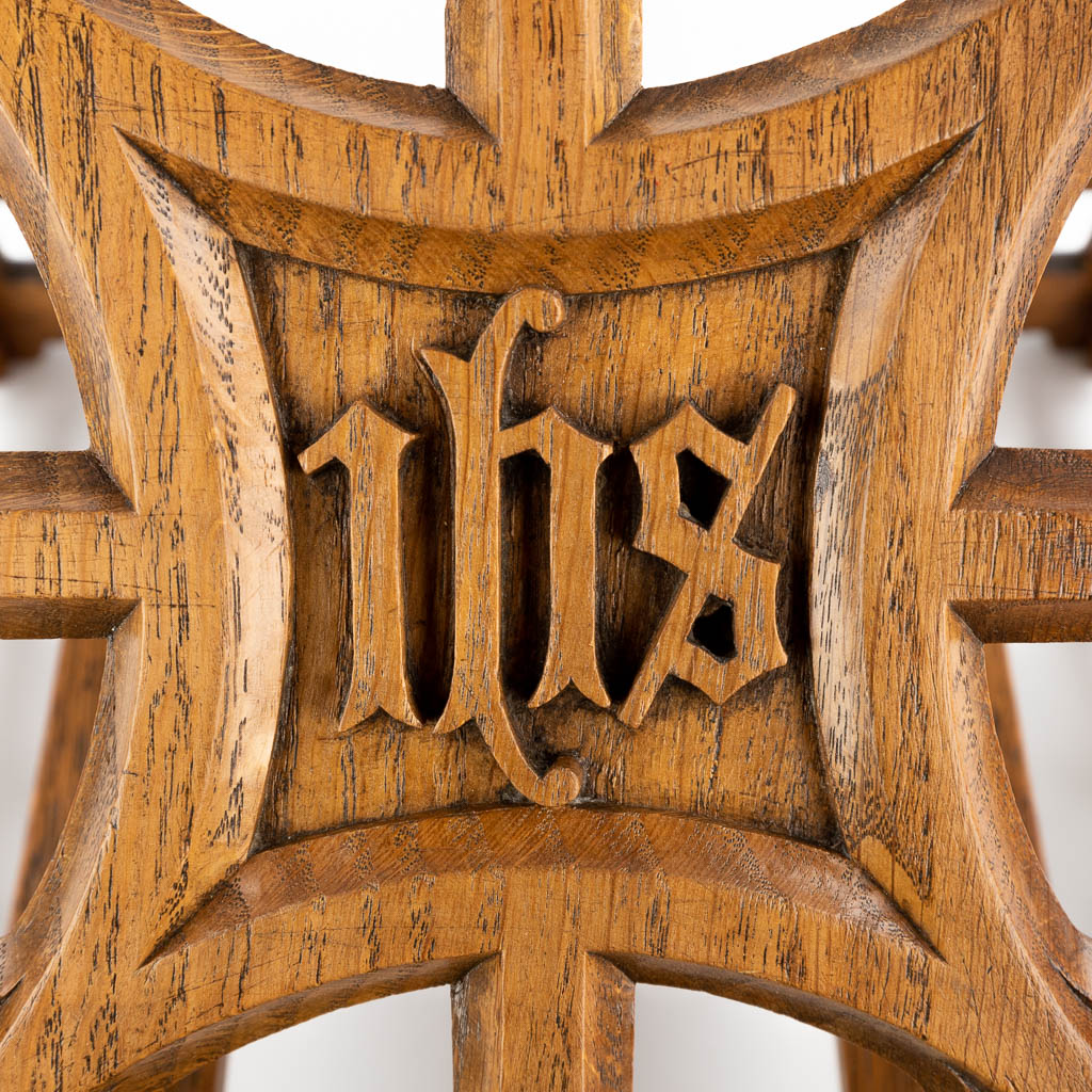 Een lezenaar, eik in neogotische stijl, afgewerkt met een IHS logo. (D:34 x W:35 x H:29 cm)