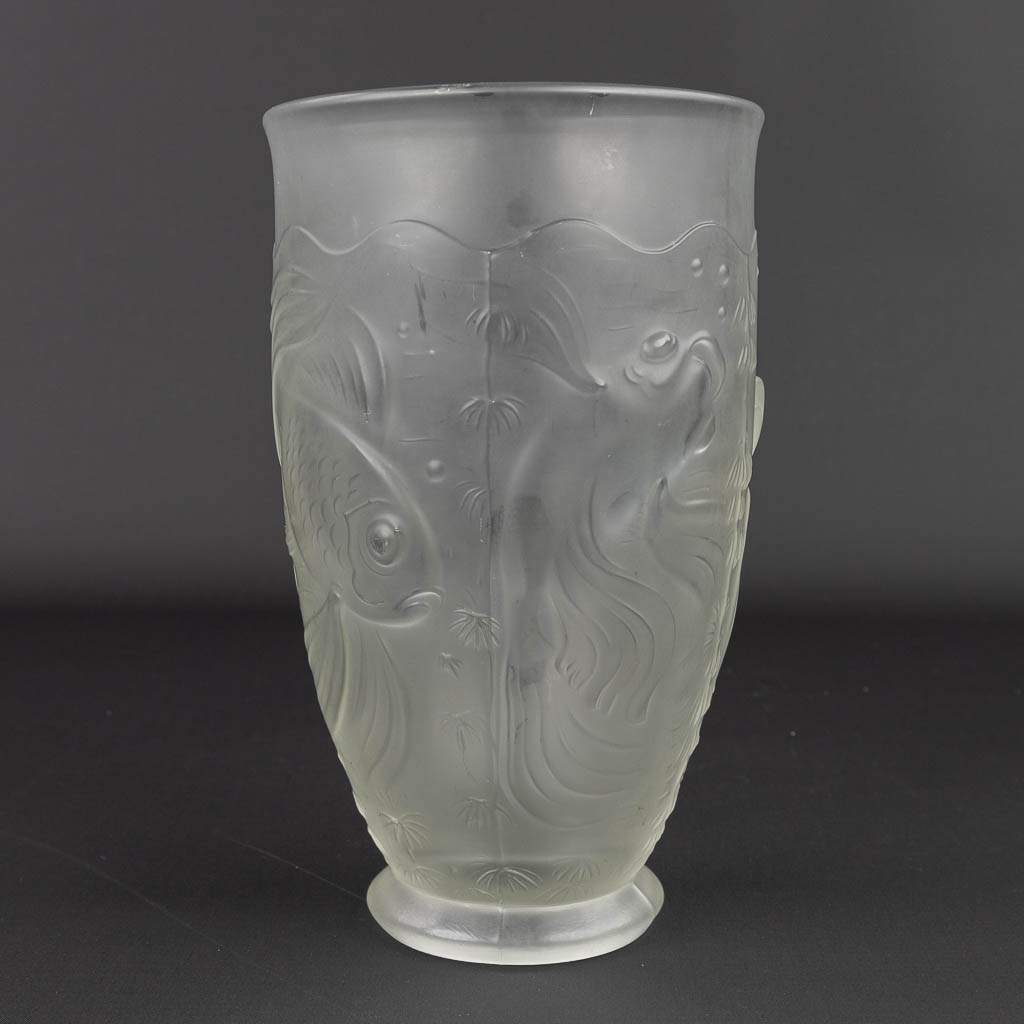 A vase decorated with fish and made of satin glass. Art Deco period. (H:22cm)