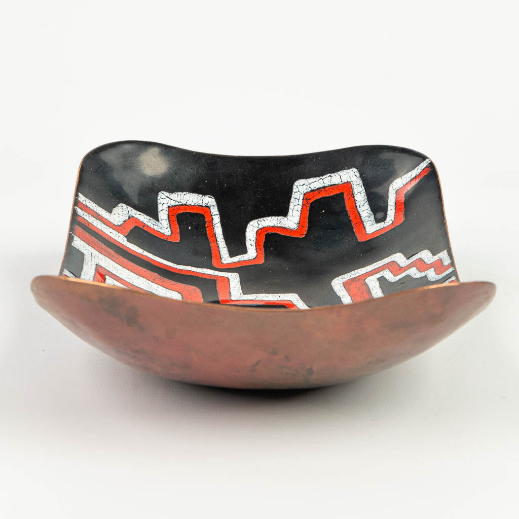 A vintage bowl made of copper and enamel, probably made in Congo. (H:6cm)