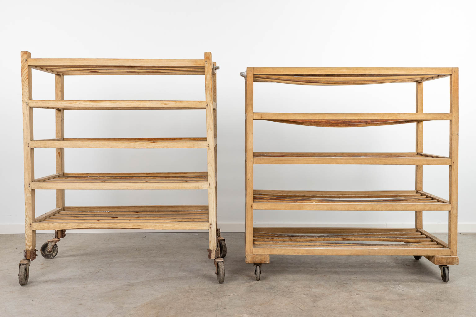 Een collectie van 2 bakkerskarren gemaakt uit hout. (H:117cm)