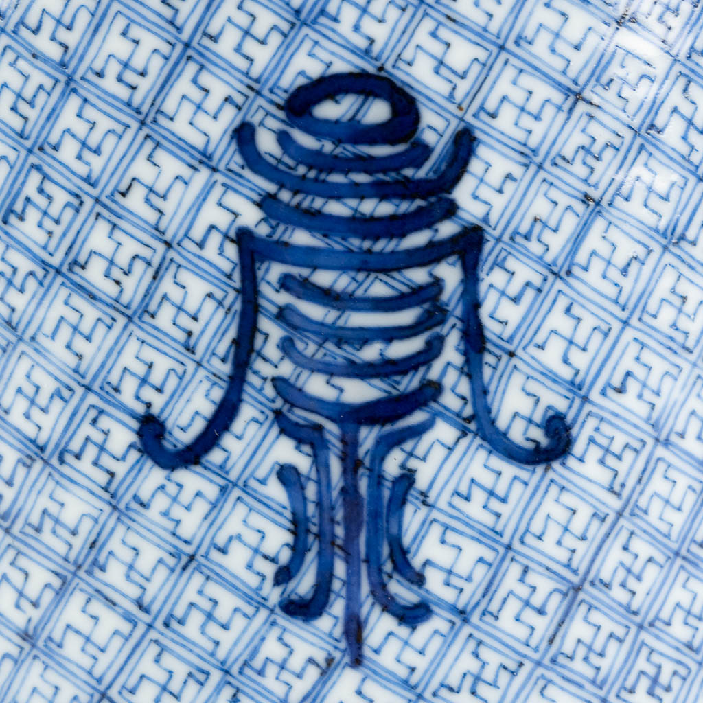 Een Chinese borstelpot, blauw-wit, Swastika decor. Kangxi stijl gemerkt. (H:14,7 x D:12 cm)