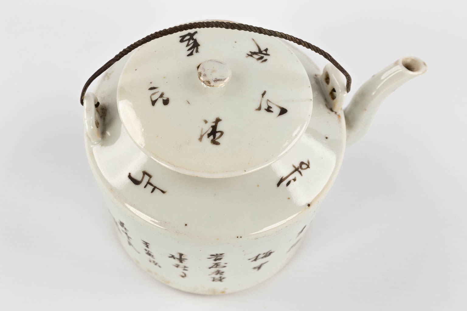 A Chinese tea pot decorated with birds and calligraphic texts. 19th/20th C. (D:12 x W:16 x H:13 cm)