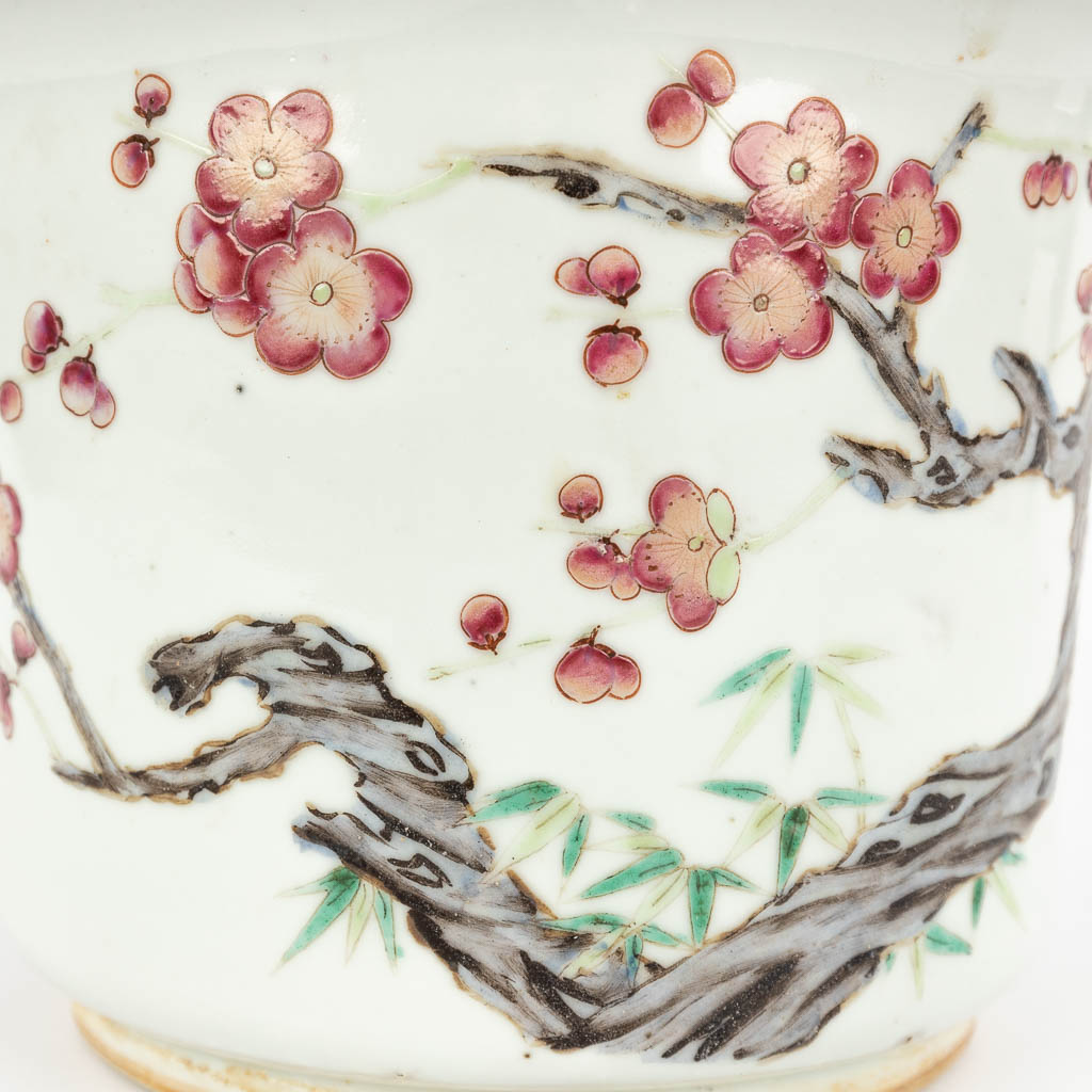 An antique Chinese flower pot, decorated with spring flowers, 19th/20th C. (H:15,5 x D:22 cm)