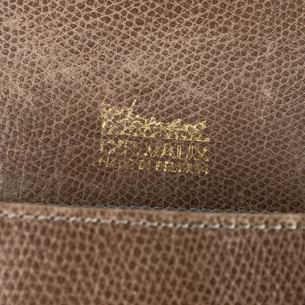 A handbag made of brown leather and marked Delvaux. (H:22cm)