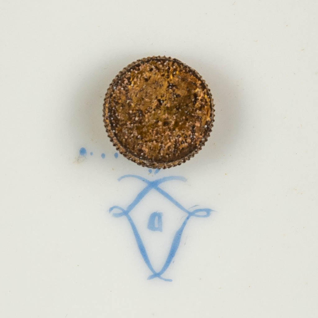 Een juwelendoos, porselein afgewerkt met brons. Handgeschilderde bloemendecors. (H:12 x D:21 cm)