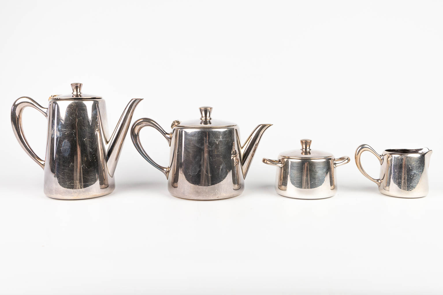 Een koffie en theeservies gemaakt uit verzilverd metaal en gemerkt Christofle. (H:18cm)