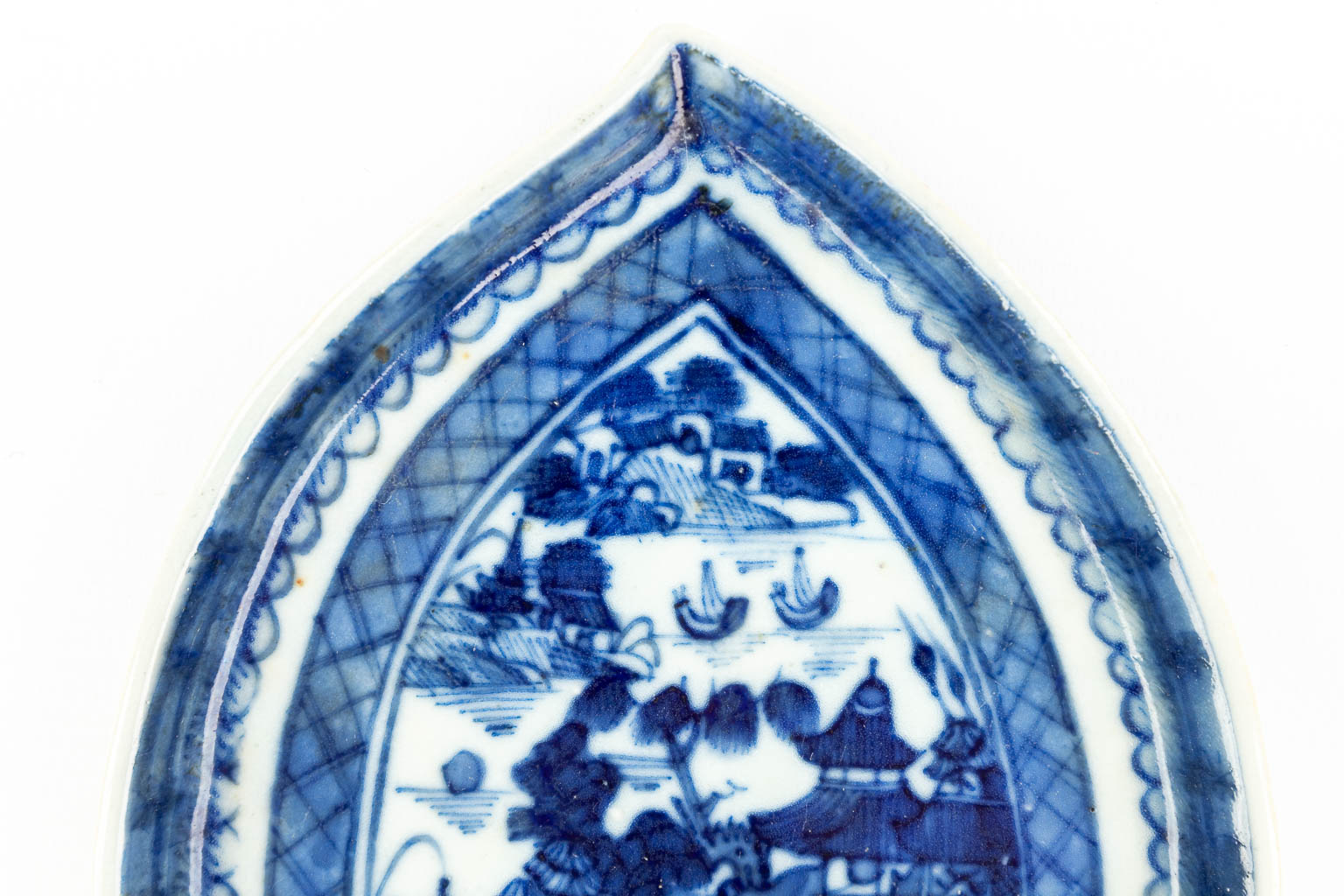 Een Chinese schaal gemaakt uit porselein in de vorm van een blad. 