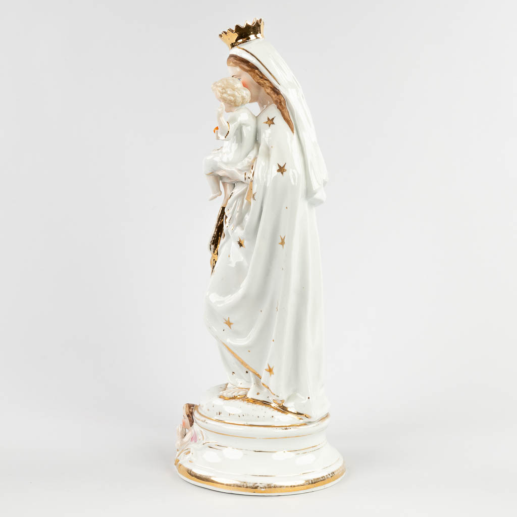 A large Madonna with child, Vieux Bruxelles porcelain, circa 1900. (H:42 x D:16 cm)