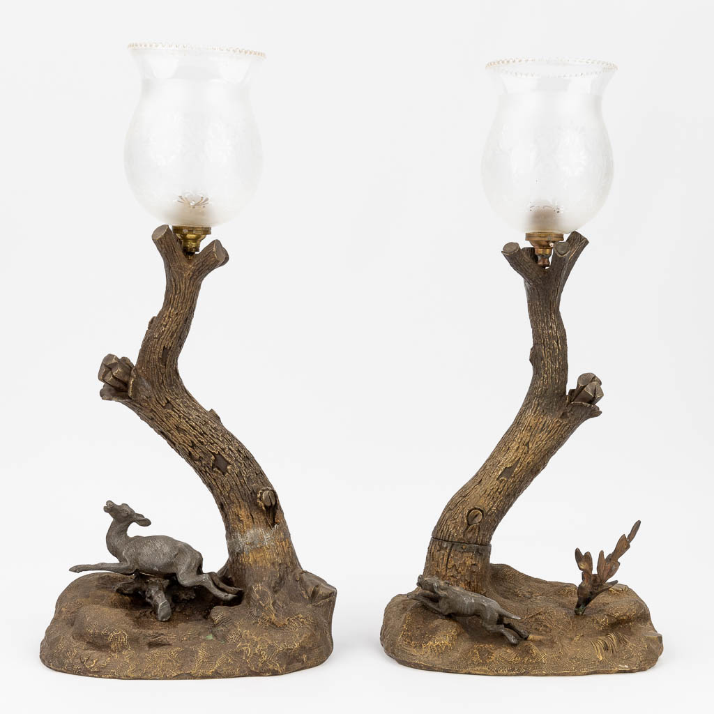 A pair of table lamps with hunting scènes, probably Vienna bronze. Circa 1900.  (L:15 x W:23 x H:47 cm)