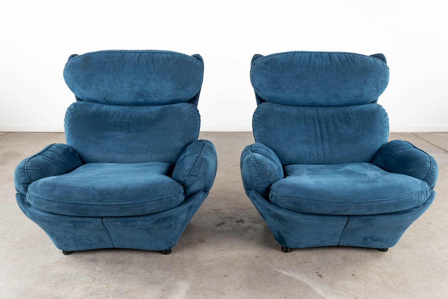 A three-piece salon suite, blue suede leather, in the style of Michel Cadestin. (D:90 x W:160 x H:117 cm)