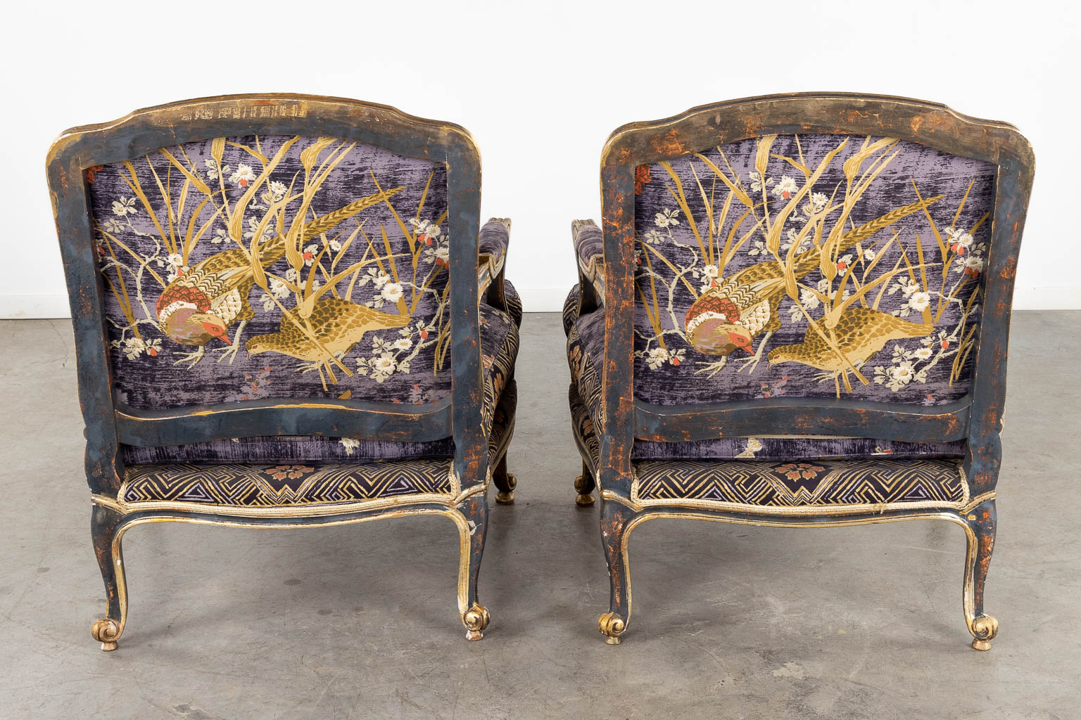 A pair of patinated Louis XV-style armchairs, fabric decorated with pheasants. (D:75 x W:75 x H:88 cm)