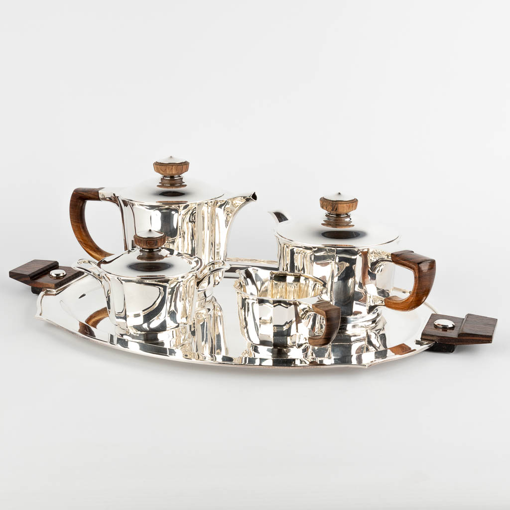 Wolfers, 'Liliane', een vijfdelig koffie en theeservies, zilver. Art Deco. (D:35 x W:56 x H:16,5 cm)