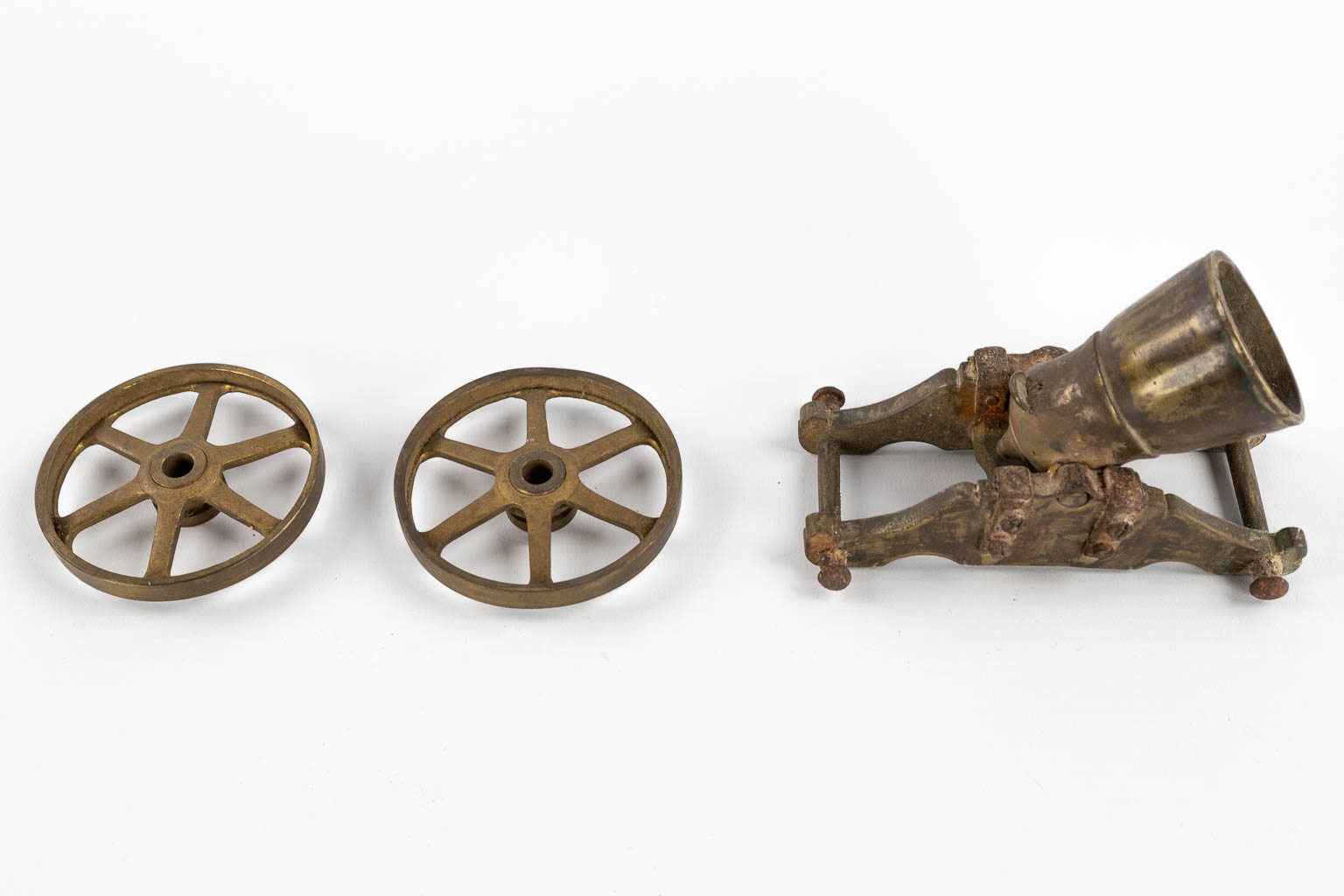 Zes miniatuur kanonnen, 19de/20ste eeuw. (D:20 x W:38 x H:12 cm)