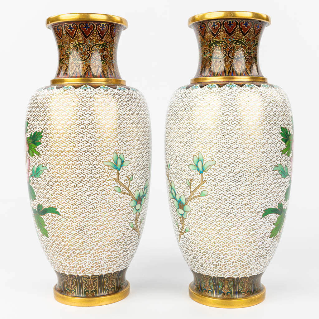 Een collectie van 2 paar vazen met cloisonné email en versierd met floraal decor. (H:25,5cm)